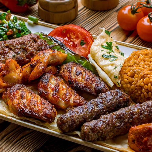 Türkische Grillplatte mit Köfte, Hähnchen, Reis und Fladenbrot im Türkischen Restaurant Groß-Zimmern Köz Grill